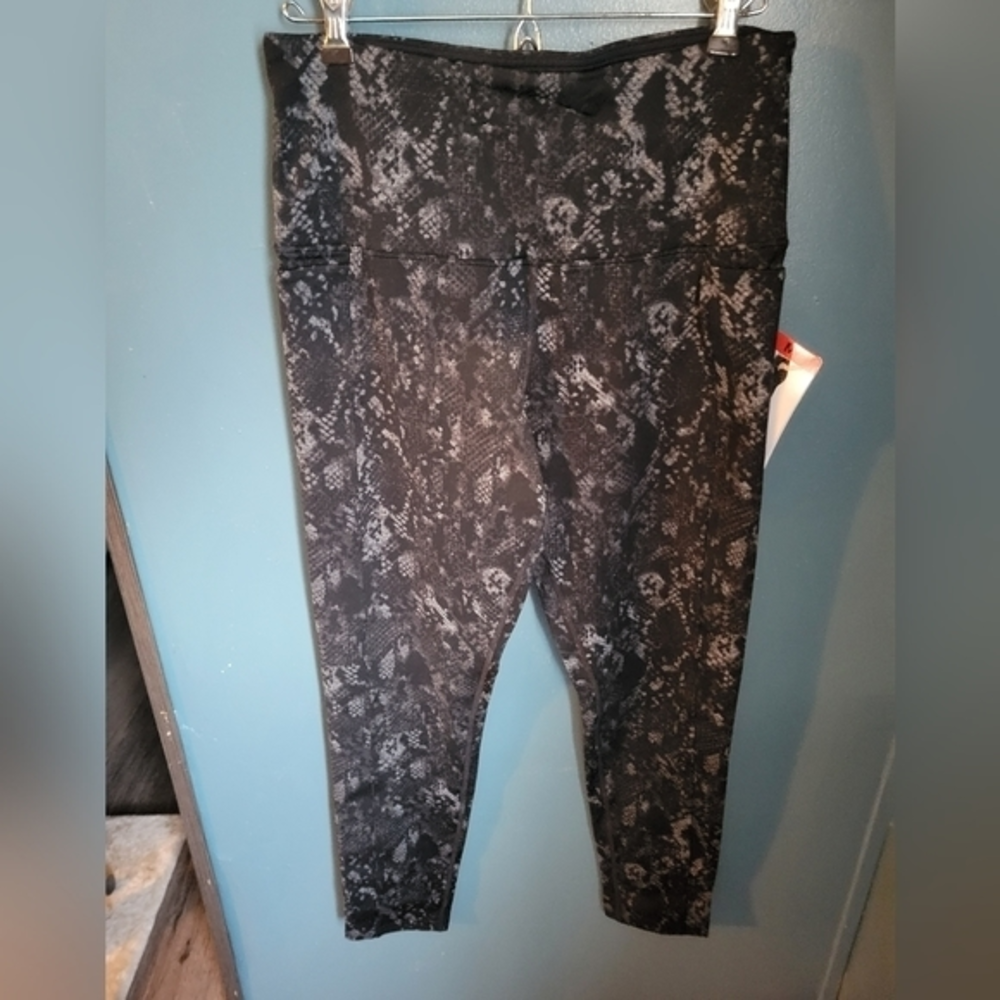Tuff Athletics NWT size M rocky print leggings w side pockets